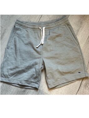 Vineyard vines gray shorts
Good condition
